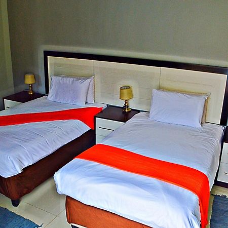 ハボローネ Cosy Palms Bed & Breakfast エクステリア 写真