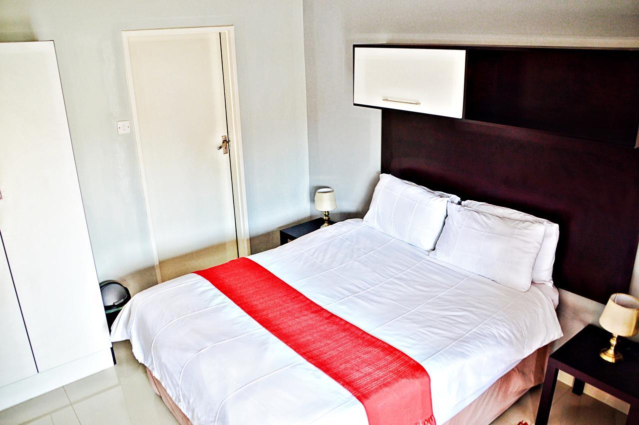 ハボローネ Cosy Palms Bed & Breakfast エクステリア 写真