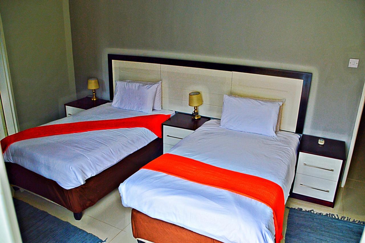 ハボローネ Cosy Palms Bed & Breakfast エクステリア 写真