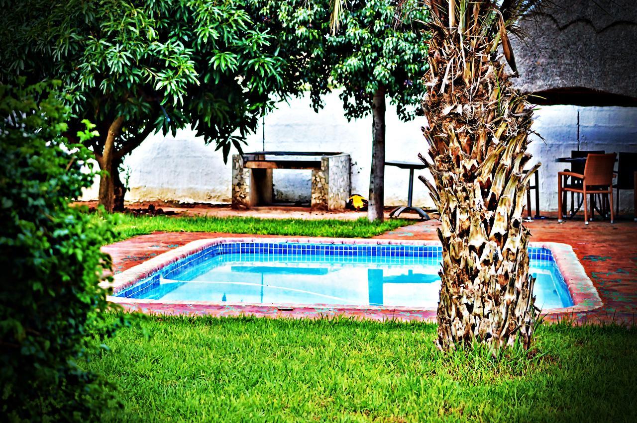 ハボローネ Cosy Palms Bed & Breakfast エクステリア 写真