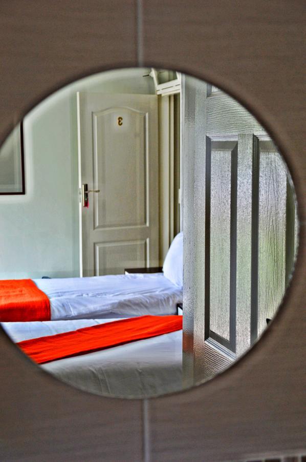 ハボローネ Cosy Palms Bed & Breakfast エクステリア 写真