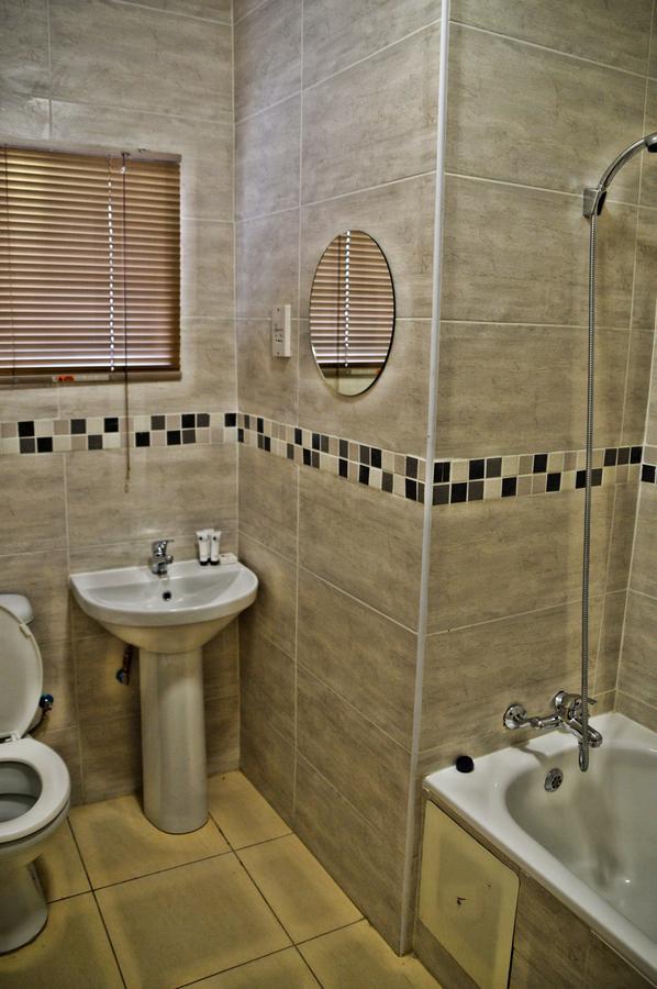 ハボローネ Cosy Palms Bed & Breakfast エクステリア 写真