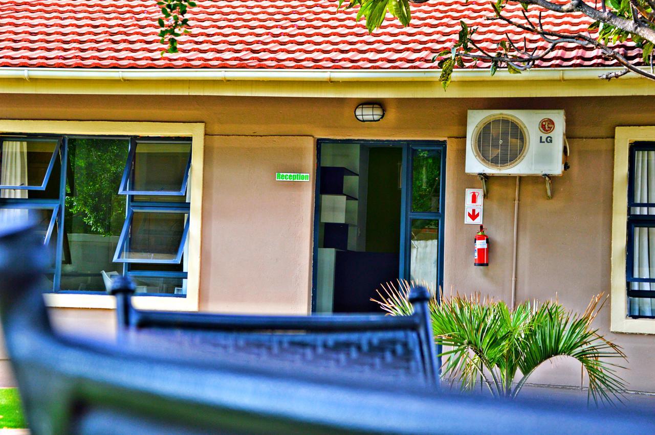ハボローネ Cosy Palms Bed & Breakfast エクステリア 写真